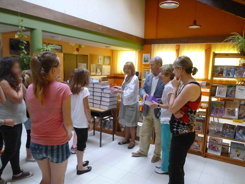 Remise des dictionnaires et du chocolat du 14 juillet dans les écoles